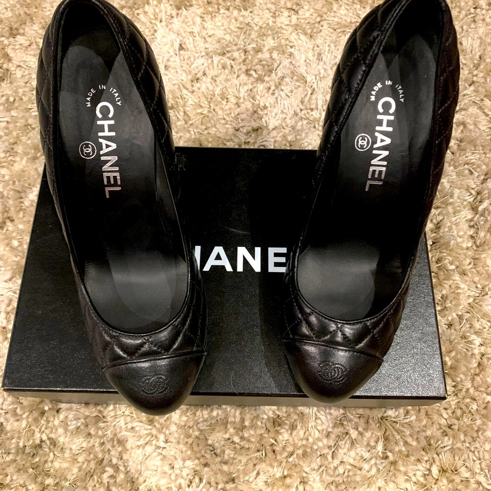 Chanel cap toe quilted pumps